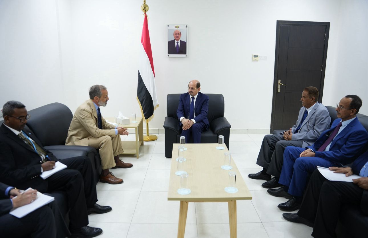 وزير الخارجية يلتقي في عدن المنسق المقيم للأمم المتحدة في اليمن