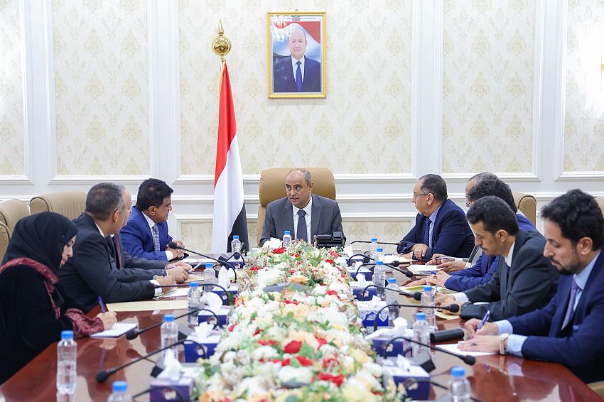 رئيس الوزراء يرأس اجتماع حكومي لمعالجة الإشكالات القائمة في توفر الغاز المنزلي