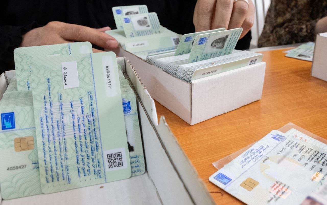 جريدة “الأخبار” اللبنانية : قيادات حزبية عراقية وجهت إدارات تابعة لها بجمع بطاقات الناخبين من الموظفين تحت ضغط التهديد بوقف الرواتب أو الفصل