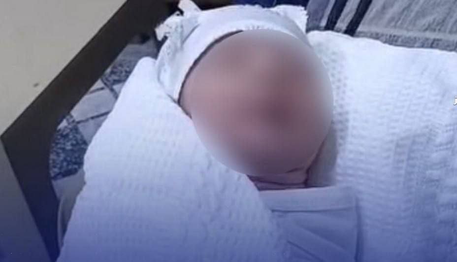 العثور على طفل رضيع عمره بضعة أيام داخل صندوق كارتوني على جانب الطريق في احدى مناطق البصرة