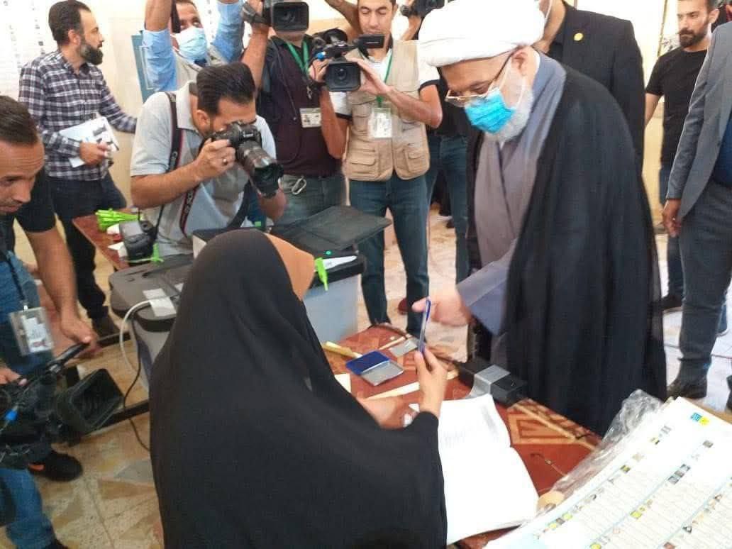 تنويه : الصورة المتداولة حول مشاركة ممثل المرجعية عبد المهدي الكربلائي في الإنتخابات هي “صورة قديمة” وتعود إلى الانتخابات البرلمانية السابقة ولم يتم رصد ممثل المرجعية هذا اليوم يشارك في الإنتخابات