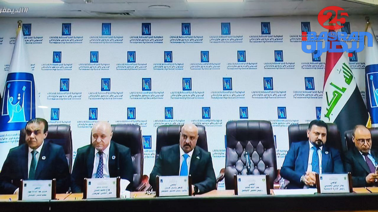  القضاة من داخل قاعة المؤتمر الرسمي