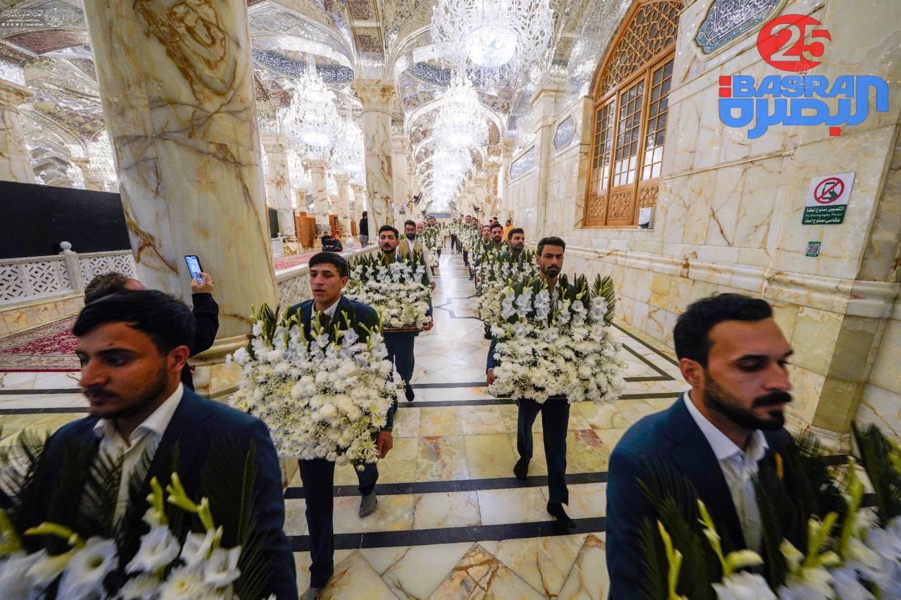 ضريح سيِّد الموحِّدين، الإمَام علي بن أبي طالب “عليه السلام” يتّشحُ بمظاهر البهجة والمسرّة ويتكلَّلُ بأزهار الولادة المباركة لسيِّدة نساء العالمين الصديقة الكبرى فاطمة الزهراء “عليها السلام”