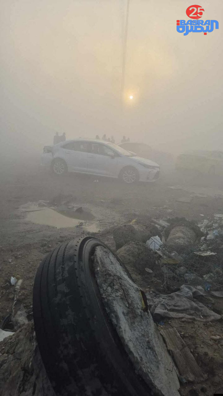 بسبب كثافة الضباب… حادث مروري مروّع على الطريق السريع الرابط بين بغداد – الديوانية – بابل – البصرة، تسبب في تصادم اكثر من 10  سيارات ، وأسفر عن وقوع وفيات وعدد من الجرحى