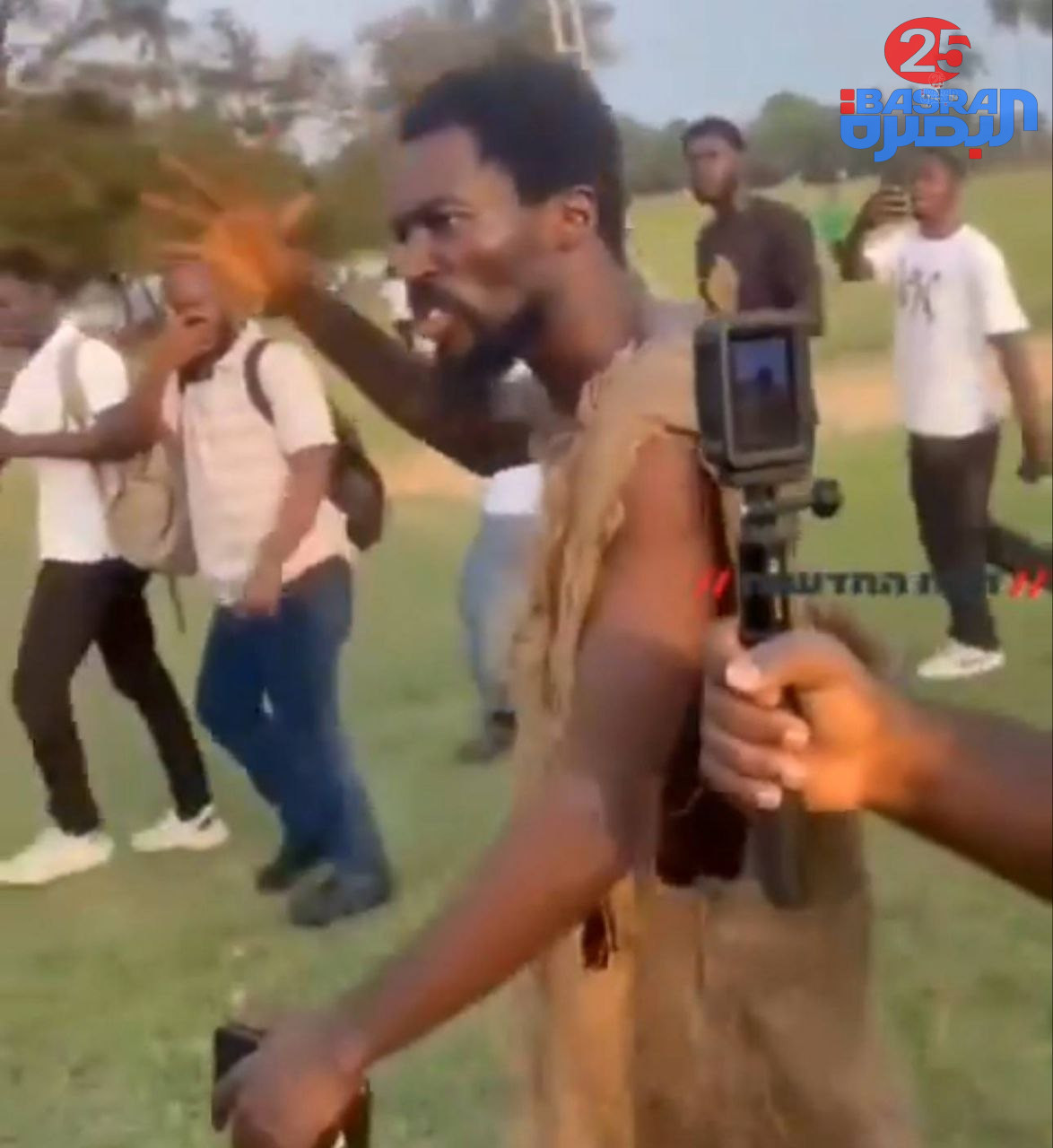رجل من غرب أفريقيا يدعو نفسه ‘النبي أبو ناح’ أخبر أتباعه أنه تلقى وحيًا بأن غدًا سيحدث طوفان على العالم وأنه مختار لبناء 8 “سفن نوح”.  🔻‏ باع أتباعه ممتلكاتهم وانطلقوا اليوم نحو غانا ليحجزوا مكانًا في السفن وينجو من الطوفان