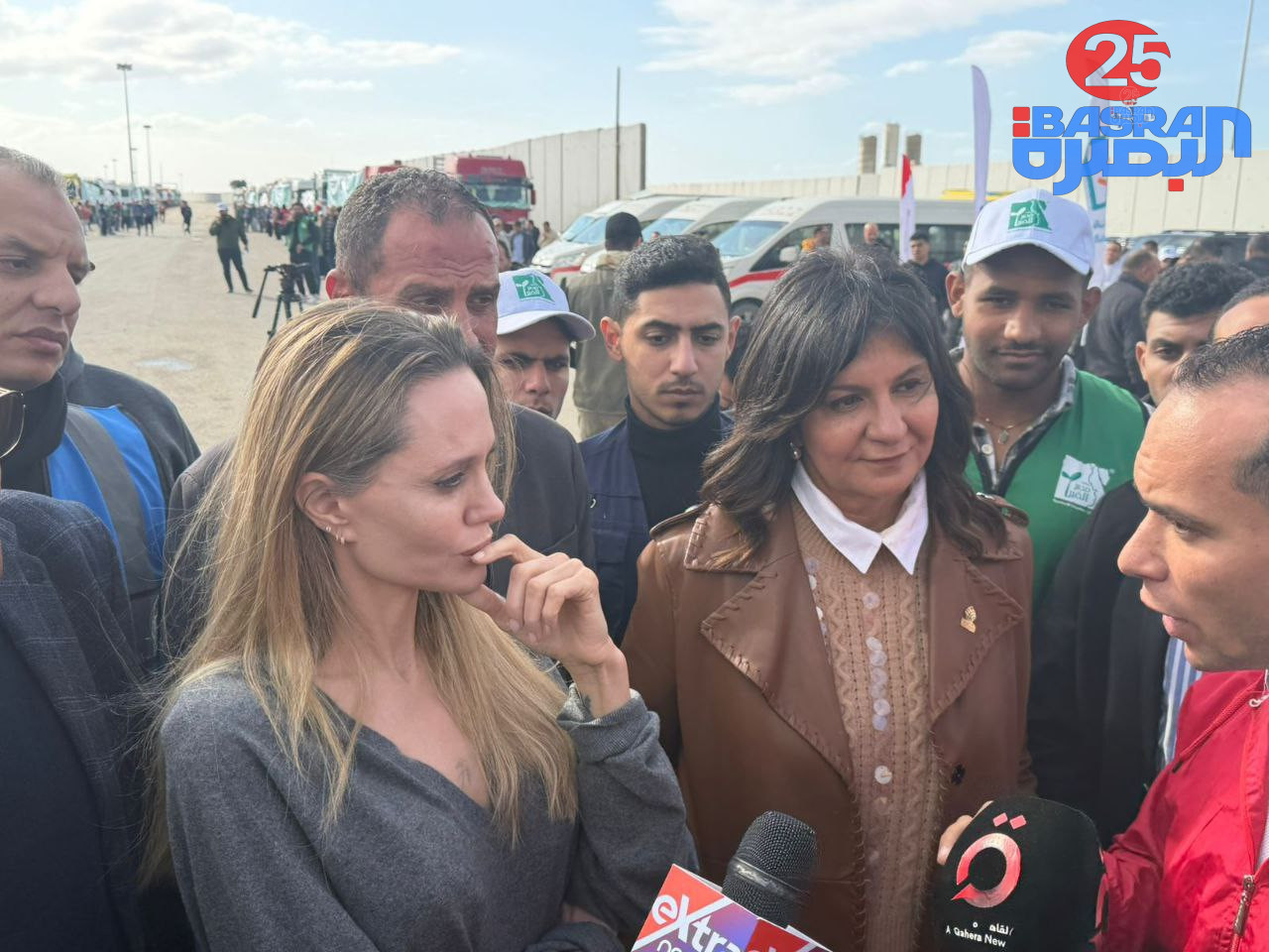 نجمة هوليوود الجميلة أنجلينا جولي تزور ‎معبر رفح بغزة في جولة إنسانية لتفقد المساعدات