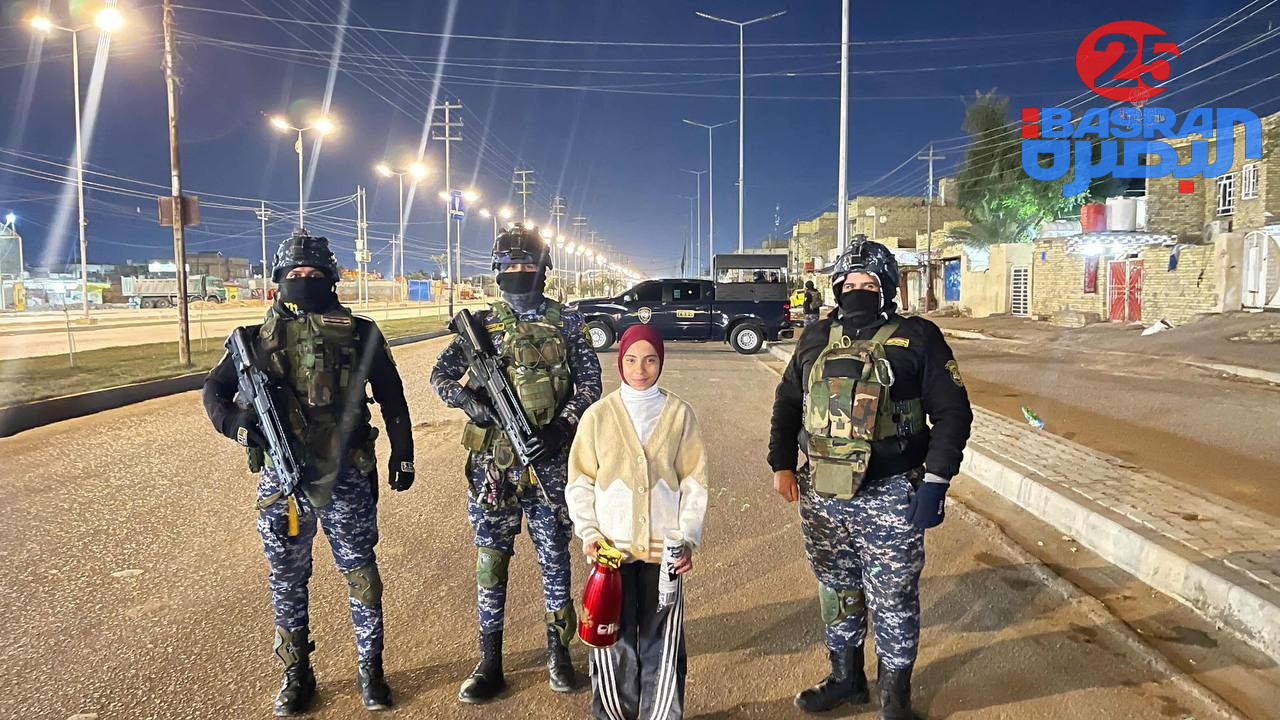 طفلة من أهالي ميسان بساعة متاخرة من الليل برفقة والدها وبمبادرة جميلة تقوم بتوزيع المشروبات الساخنة على القوات الامنية “