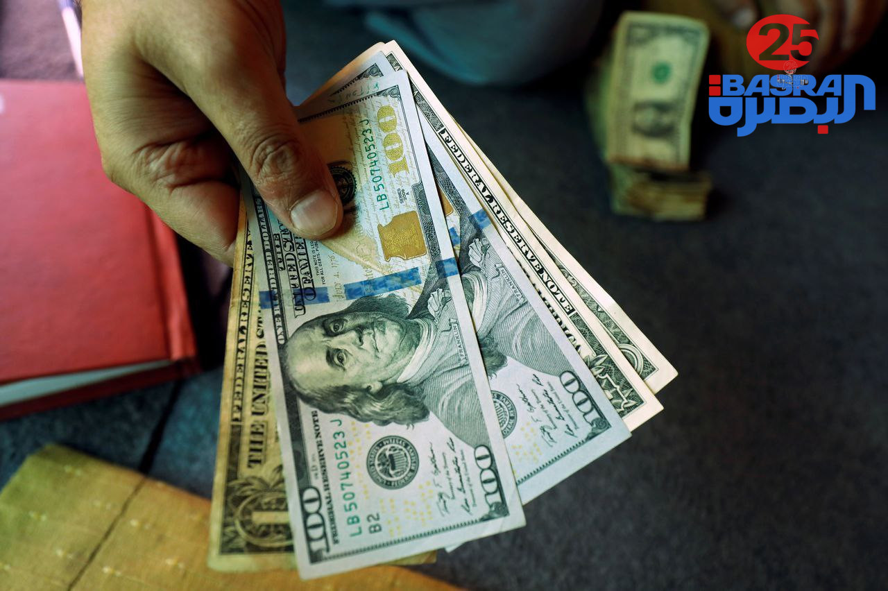 الدولار الأميركي يصل إلى 155 ألف دينار لكل 100 دولار في عدد من المحافظات العراقية