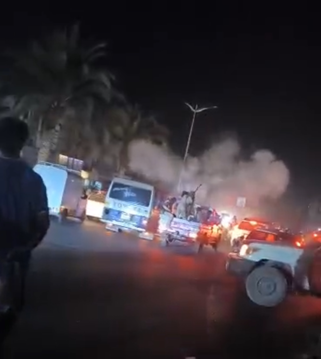 عاجل – بالفيديو  /  حضرموت  إطلاق نار كثيف خلال احتجاجات في  فوه