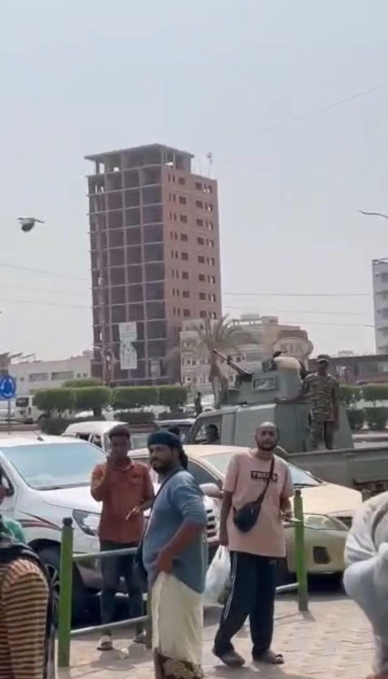 بالفيديو – أطقم عسكرية تحتجز افراد شرطة الشيخ عثمان